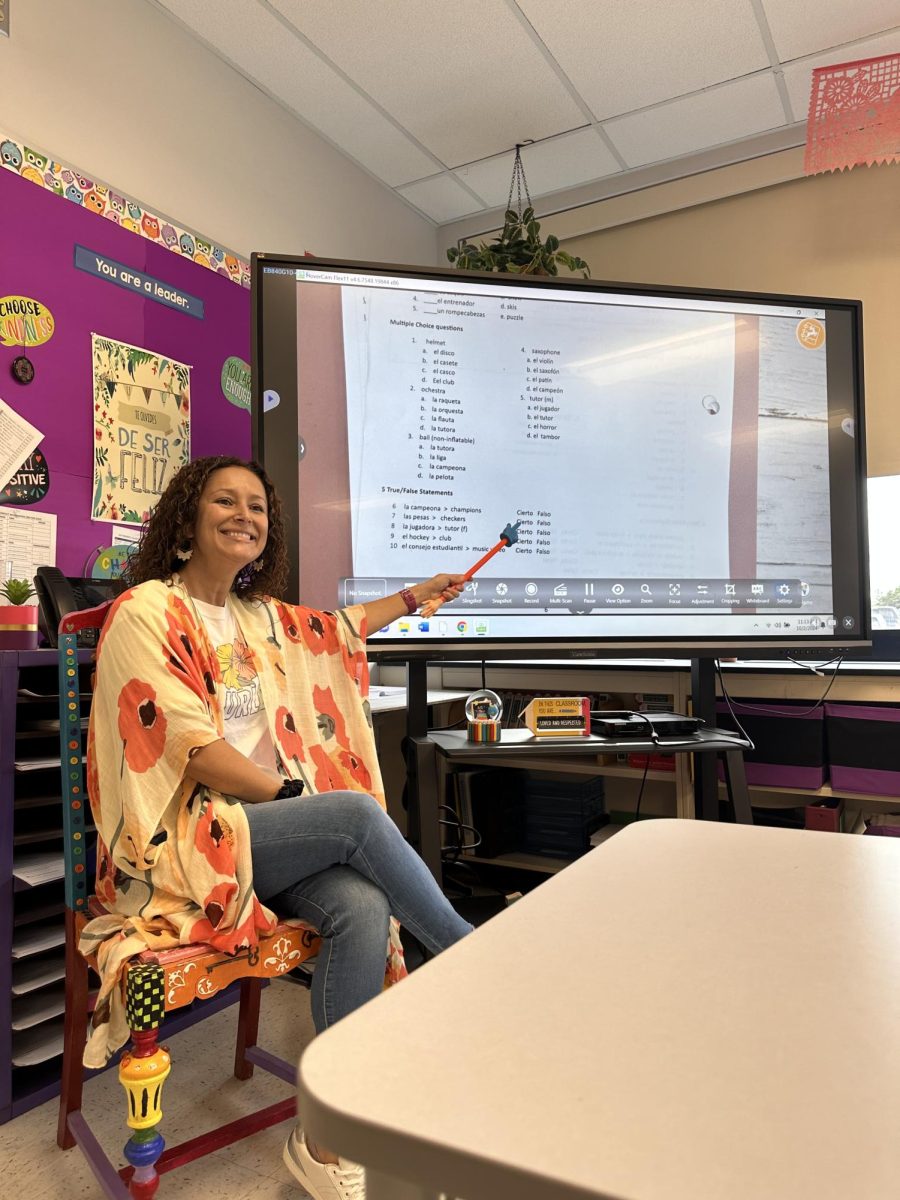 Mrs. Sanzotta teaching her Spanish 2 class